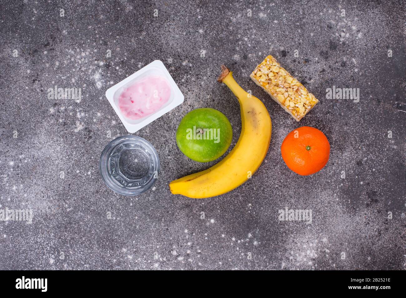 Apfel-, Joghurt-, Bananen- und Granola-Bar Stockfoto