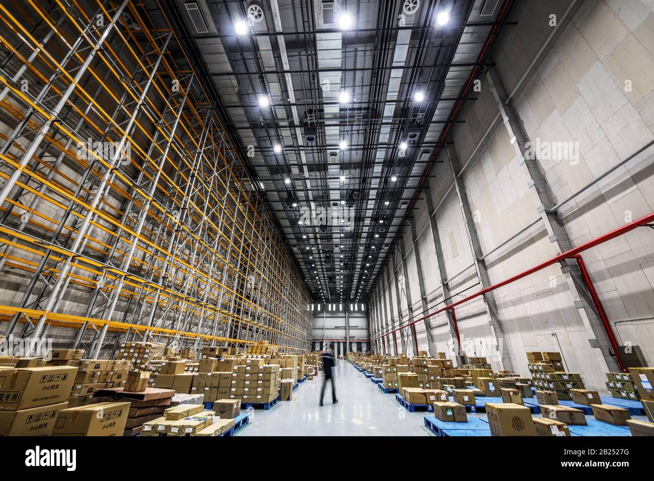 Peking, CHINA - 03. JUNI 2019: Moderne Automatisierung der Lagerproduktion in China. Stockfoto