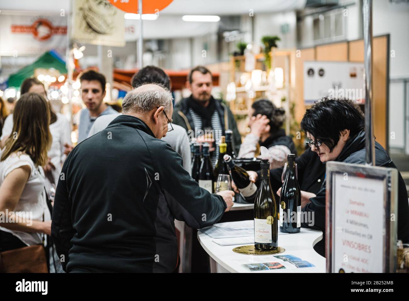 Straßburg, Frankreich - 16. Februar 2020: Frau, die auf der Vignerons Independent English für Besucher französischen Weins dient: Unabhängige Winzer der französischen Weinmesse für Privat- und Horeca-Kunden Stockfoto