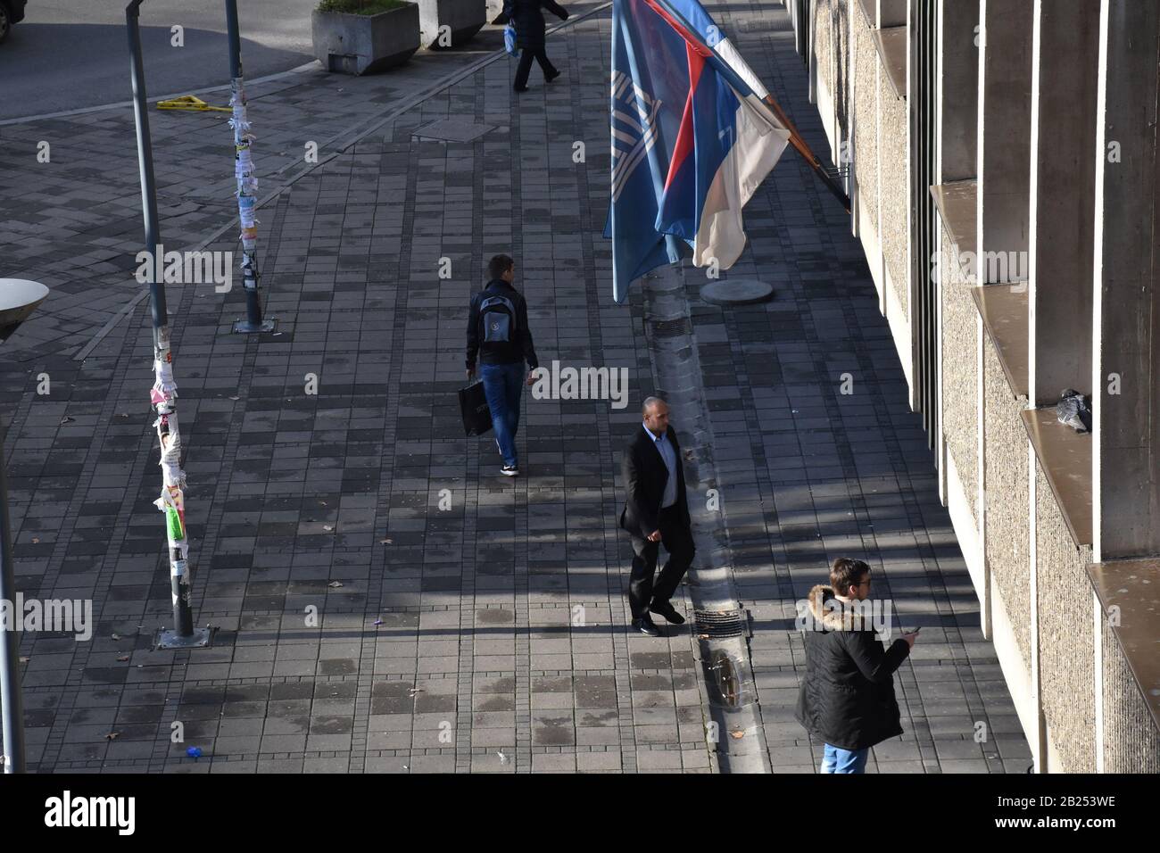 Ein Flaggengebäude, vor Menschen auf dem Bürgersteig Stockfoto