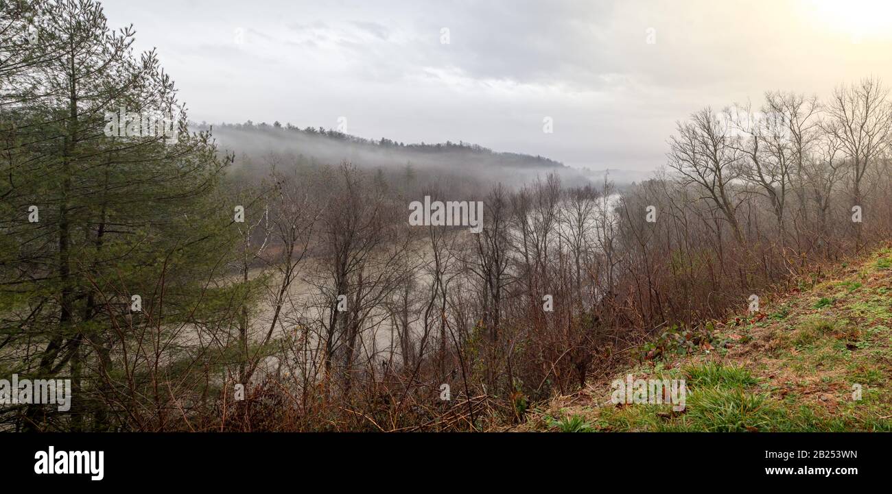 Panoramablick auf die Blue Ridge Mountains von der französischen Seite Mit Weiter Aussicht Stockfoto