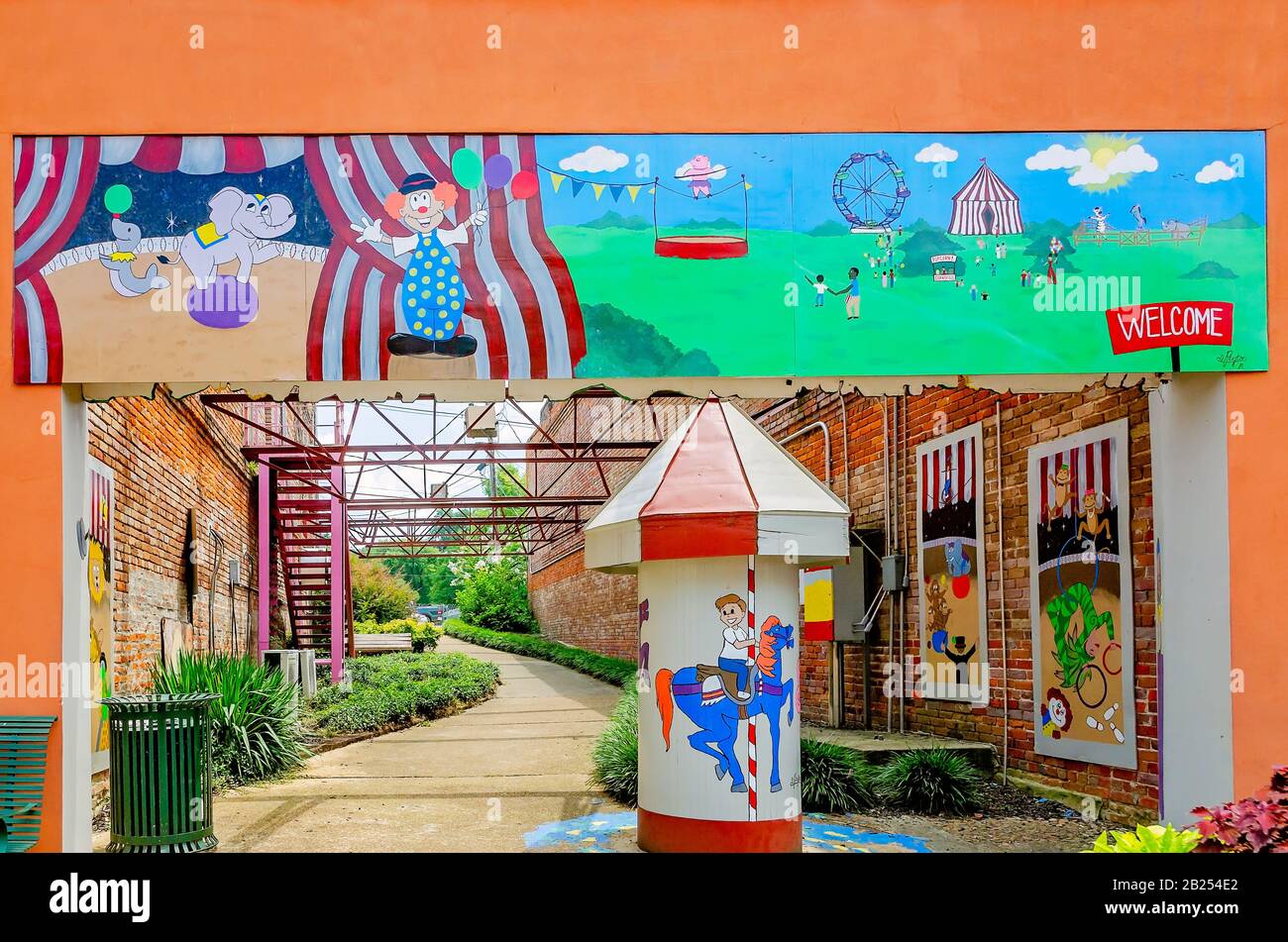 Wandbilder mit Zirkusmotiv schmücken den Main Street Park, 27. Juli 2019, in Yazoo City, Mississippi. Stockfoto