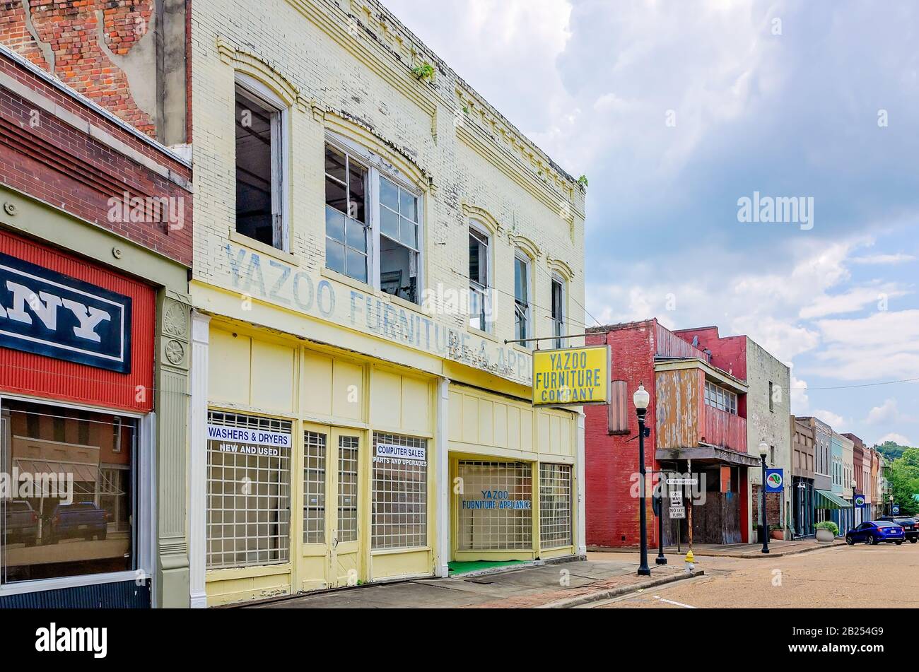 Verlassene Geschäfte sind in der Innenstadt am 27. Juli 2019 in Yazoo City, Mississippi, abgebildet. Die Stadt hat 11.403 Menschen, 40,2 Prozent leben unter Armut. Stockfoto