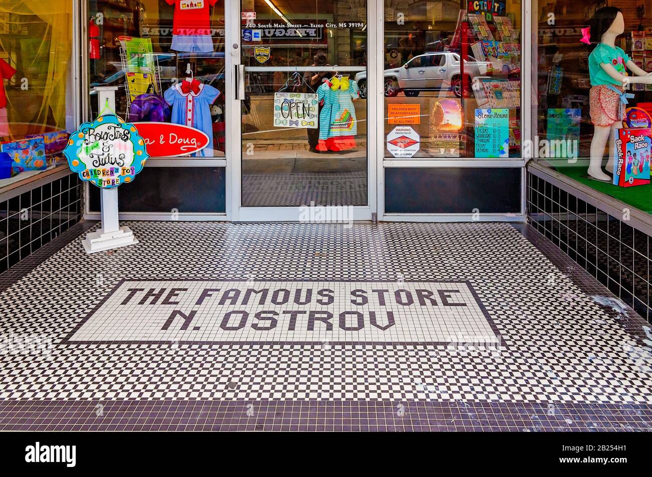 Ein Mosaikfliesenboden markiert den Eingang zu dem einst Berühmten Laden des jüdischen Kaufmanns N. Ostrov, 27. Juli 2019, in Yazoo City, Mississippi. Stockfoto