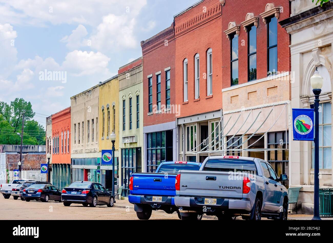 Bunte Geschäfte sind im Stadtzentrum am 27. Juli 2019 in Yazoo City, Mississippi, abgebildet. Stockfoto