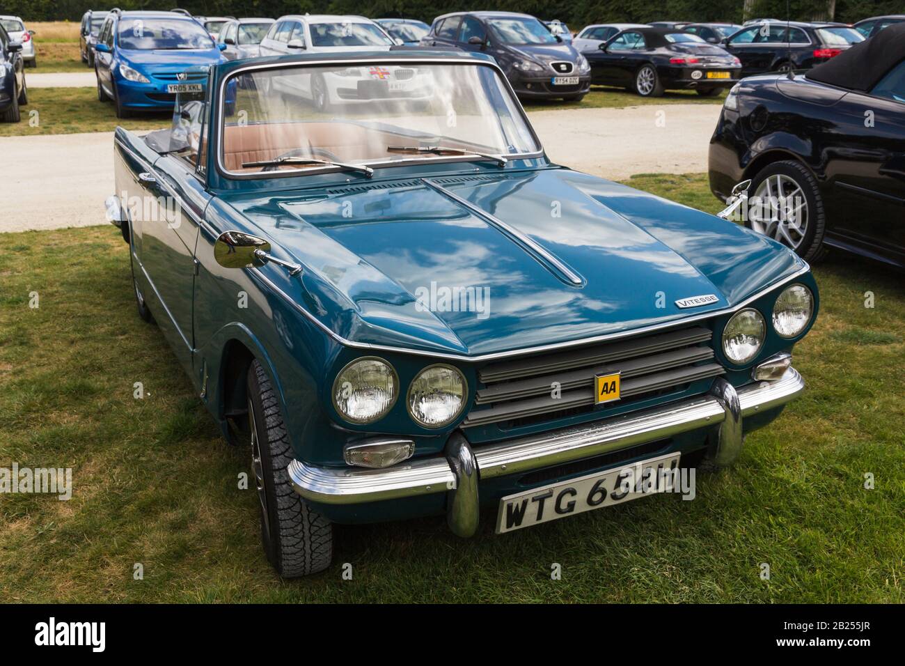 Vorderansicht des klassischen britischen 1960s blauen Triumph Vitesse Cabrio-Sportwagen (Registrierung WEA 654H) geparkt auf Gras bei der Auto-Rallye in Oxfordshire. Stockfoto