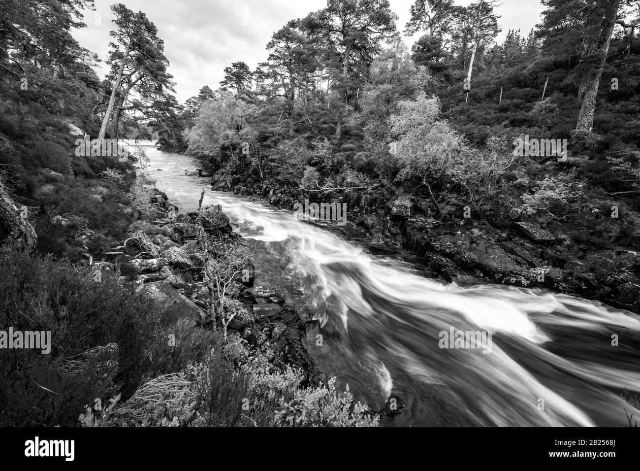 Malerische Landschaft eines Gebirgsflusses mit traditioneller Natur Schottlands. Stockfoto