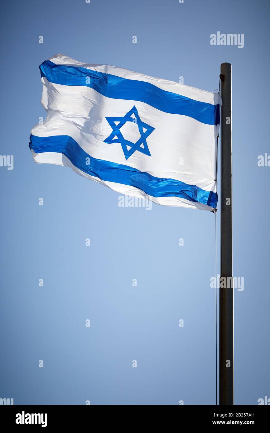 Israelische Flagge in Breeze gegen Himmel Stockfoto