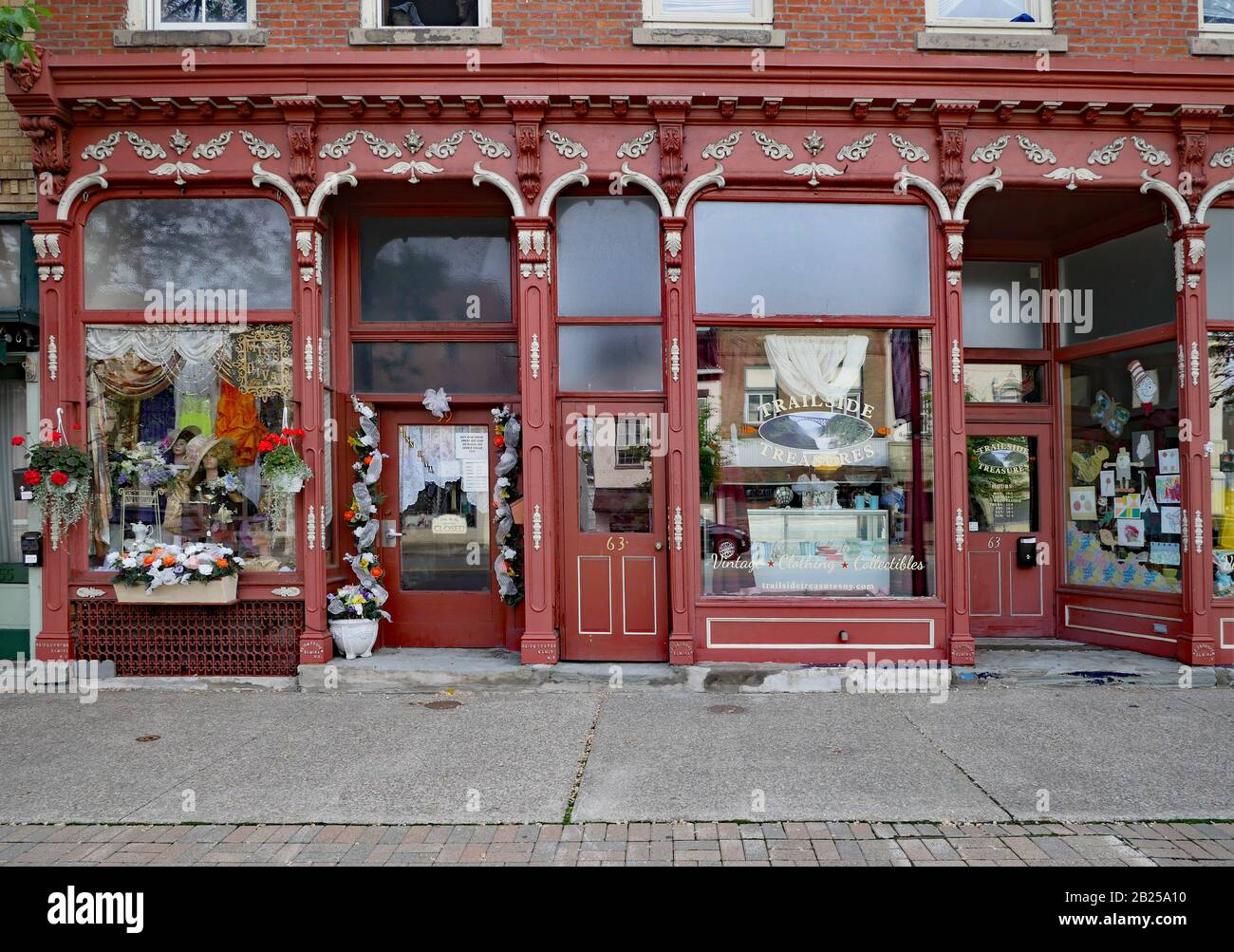 Elmira, NY, USA - MAI 2019: Urige Altstädte in der Region Finger Lakes bewahren alte Hauptstraßen, die oft für Antiquitätengeschäfte genutzt werden. Stockfoto