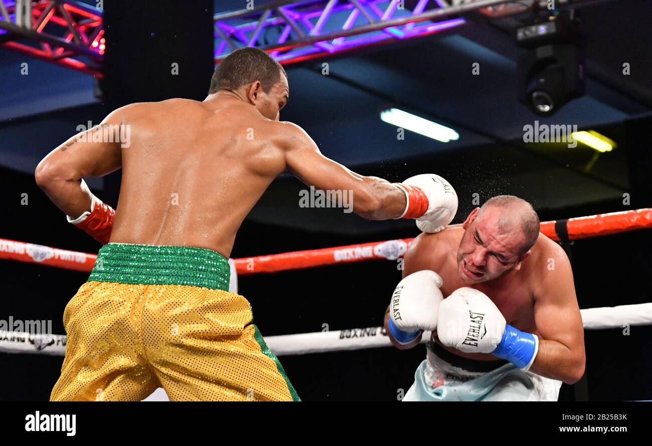 Sao Paulo, SP, Brasilien. März 2020. Esquiva Falcao Gewinnt, Nachdem Jorge Daniel Mirandas Ecke Im Handtuch während der Veranstaltung wirft Boxen für Sie 8 in der Arena de Lutas in Sao Paulo, Brasilien Credit: Leandro Bernardes/PX Imagens/ZUMA Wire/Alamy Live News Stockfoto