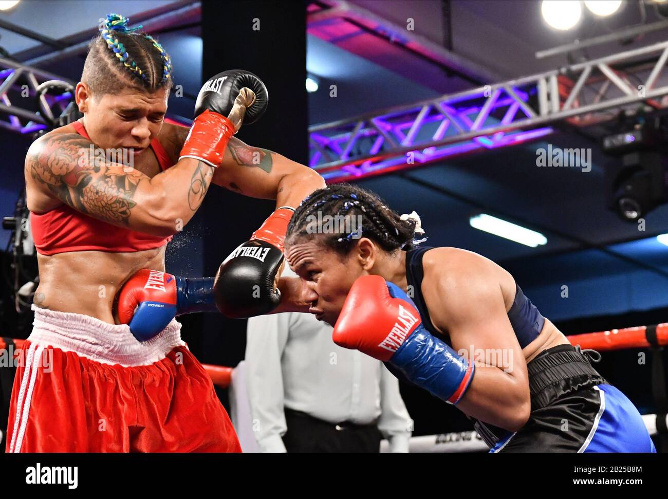 Sao Paulo, SP, Brasilien. Februar 2020. Adriana Dos Santos Araujo verteidigte ihren WBC Silver Super Light Title gegen Estheliz Hernández durch einstimmige Entscheidung während des Boxings für Sie 8 in der Arena de Lutas in Sao Paulo, Brasilien Credit: Leandro Bernardes/PX Imagens/ZUMA Wire/Alamy Live News Stockfoto