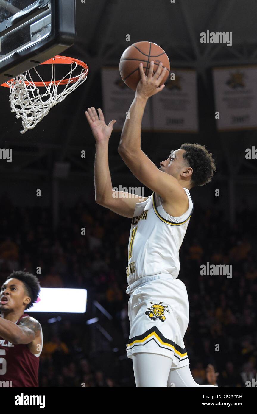 Wichita, Kansas, USA. Februar 2020. Wichita State Shockers Guard Noah Fernandes (11) schießt den Ball während des NCAA-Basketballspiels zwischen den Temple Owls und den Wichita State Shockers in der Charles Koch Arena in Wichita, Kansas. Kendall Shaw/CSM/Alamy Live News Stockfoto