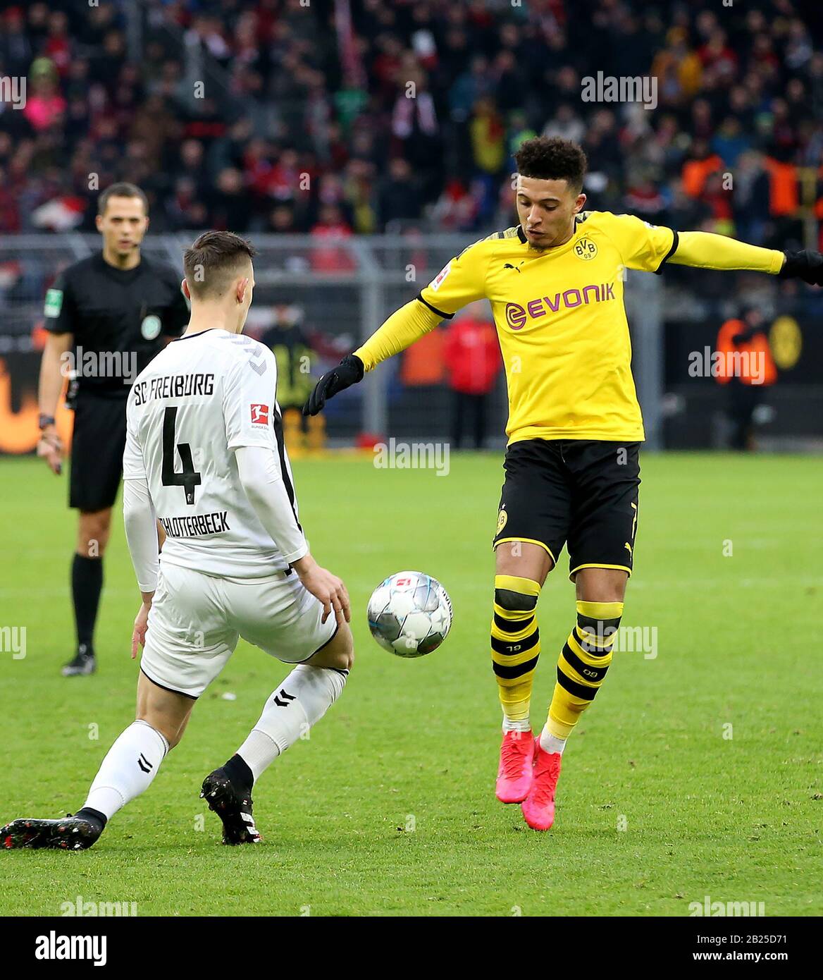 Dortmund, Deutschland. Februar 2020. Jadon Sancho (R) von Dortmund Vies mit Nico Schlotterbeck aus Freiburg bei einem deutschen Bundesligaspiel zwischen Borussia Dortmund und dem SC Freiburg in Dortmund, 29. Februar 2020. Credit: Joachim Bywaletz/Xinhua/Alamy Live News Stockfoto