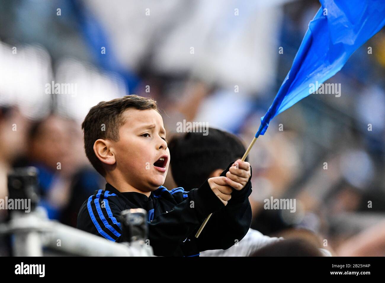 San Jose, Kalifornien, USA. Februar 2020. Ein junger Fan von San Jose Earthquakes jubgt sein Team während des MLS-Spiels zwischen dem Toronto FC und den San Jose Earthquakes im Avaya Stadium in San Jose, Kalifornien an. Chris Brown/CSM/Alamy Live News Stockfoto