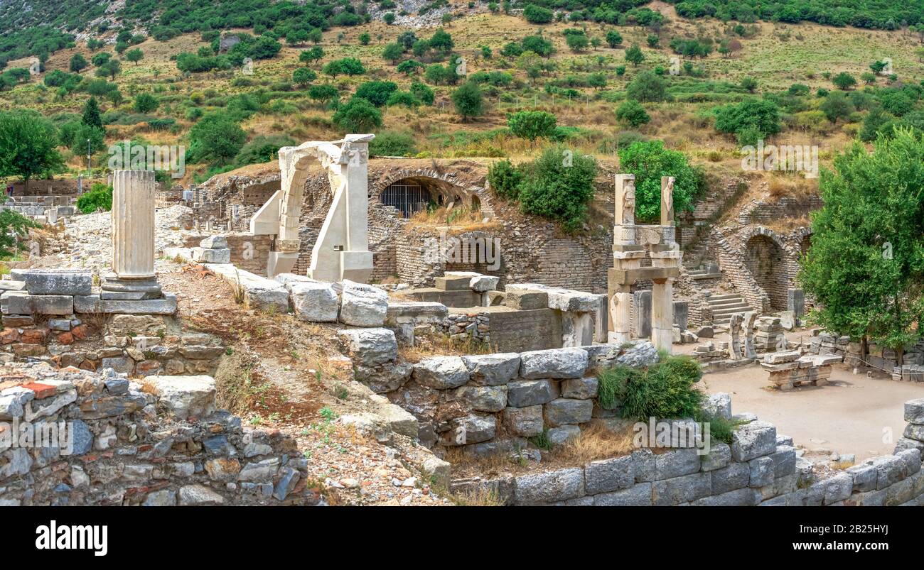 Ruinen des Domitian Platzes und Domitian Tempel in Ephesus, Türkei in der antiken Stadt Ephesus an einem sonnigen Sommertag Stockfoto