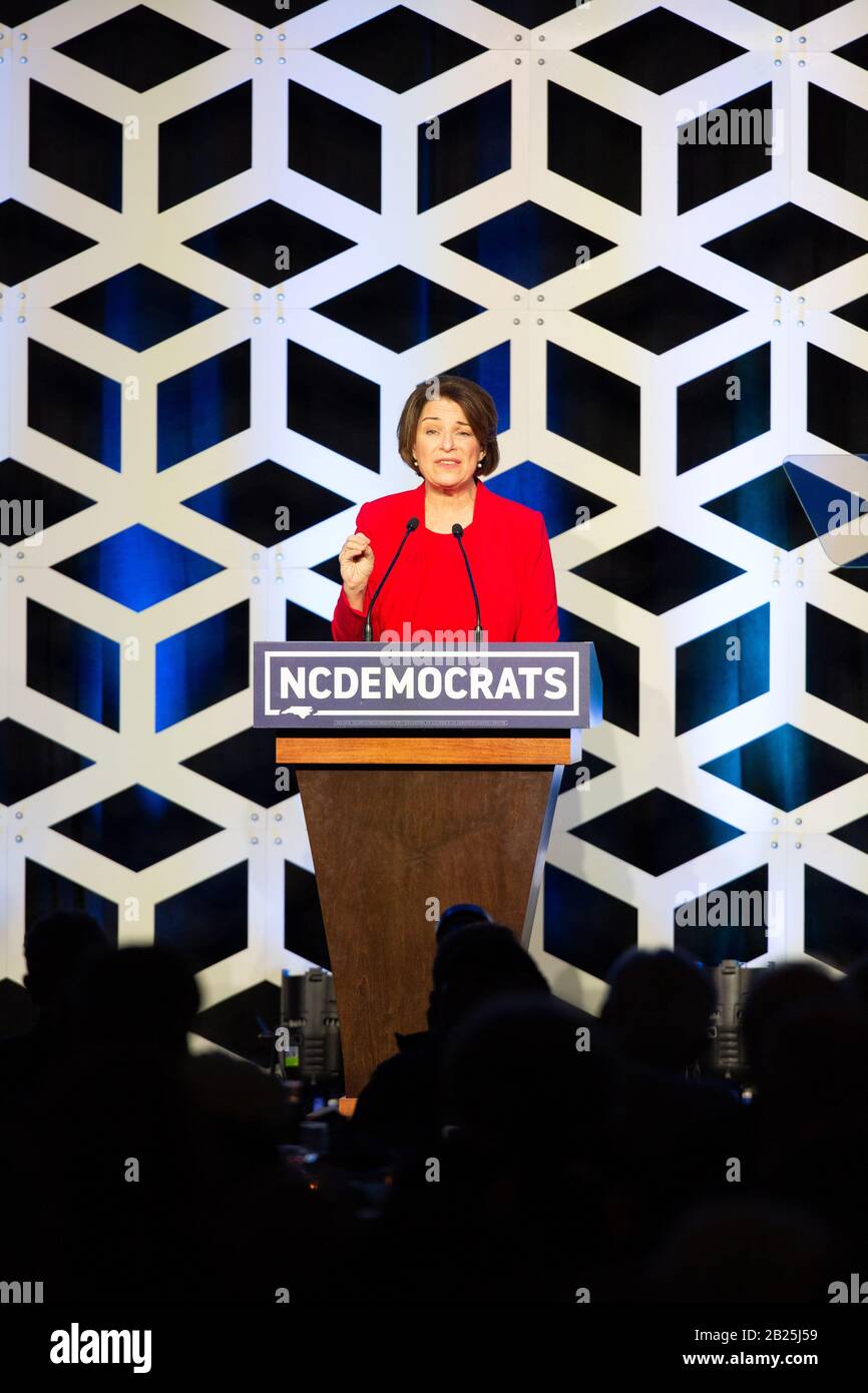 Charlotte, USA. Februar 2020. Die demokratische Präsidentschaftskandidatin Amy Klobuchar spricht bei der Blue NC-Feier im Hilton Charlotte University Place Hotel am 29. Februar 2020 in Charlotte, North Carolina. Credit: The Photo Access/Alamy Live News Stockfoto