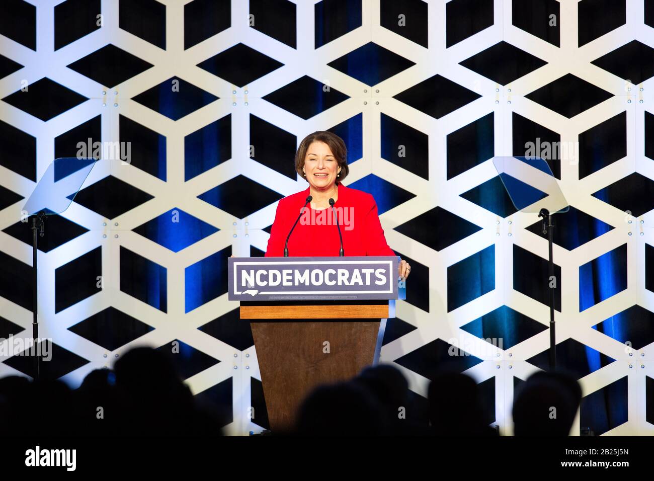 Charlotte, USA. Februar 2020. Die demokratische Präsidentschaftskandidatin Amy Klobuchar spricht bei der Blue NC-Feier im Hilton Charlotte University Place Hotel am 29. Februar 2020 in Charlotte, North Carolina. Credit: The Photo Access/Alamy Live News Stockfoto