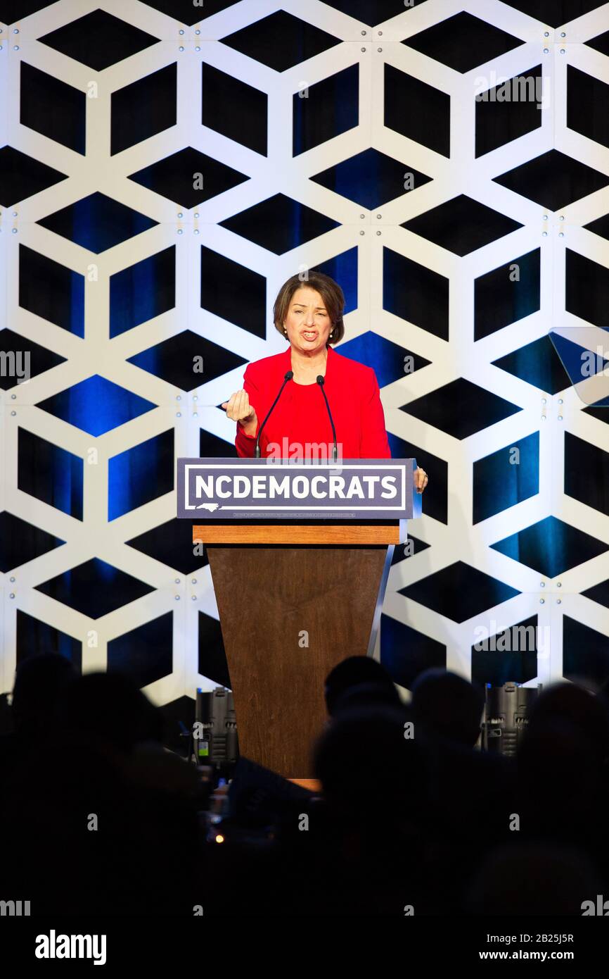 Charlotte, USA. Februar 2020. Die demokratische Präsidentschaftskandidatin Amy Klobuchar spricht bei der Blue NC-Feier im Hilton Charlotte University Place Hotel am 29. Februar 2020 in Charlotte, North Carolina. Credit: The Photo Access/Alamy Live News Stockfoto