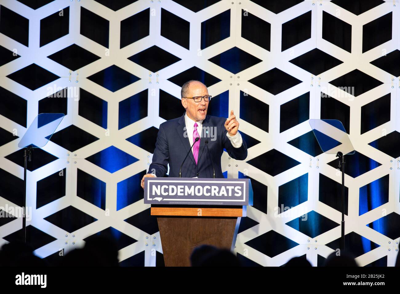 Charlotte, USA. Februar 2020. Tom Perez, Vorsitzender des Democratic National Committee, spricht bei der Blue NC-Feier im Hilton Charlotte University Place Hotel am 29. Februar 2020 in Charlotte, North Carolina. Credit: The Photo Access/Alamy Live News Stockfoto