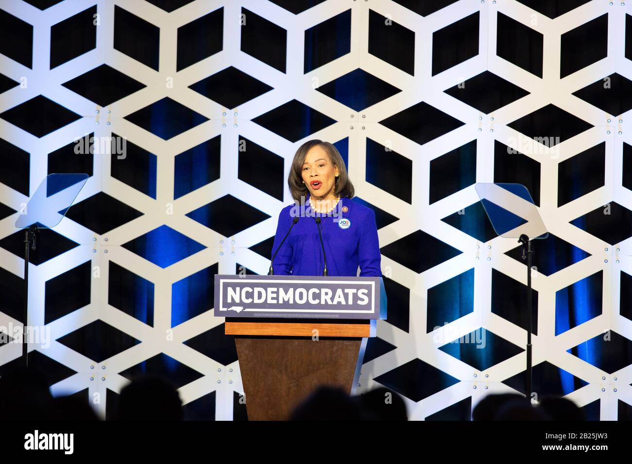 Charlotte, USA. Februar 2020. Die Kongressabgeordnete aus Delaware, Lisa Blunt Rochester, spricht bei der Blue NC-Feier im Hilton Charlotte University Place Hotel am 29. Februar 2020 in Charlotte, North Carolina. Credit: The Photo Access/Alamy Live News Stockfoto