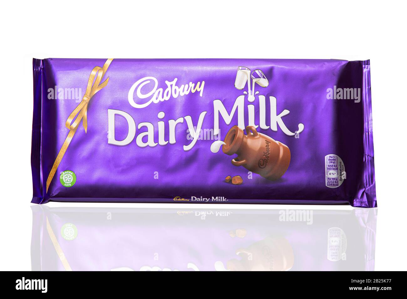 Swindon, Großbritannien - 1. März 2020: Cadbury Dairy Milk Chocolate Bar auf weißem Hintergrund Stockfoto