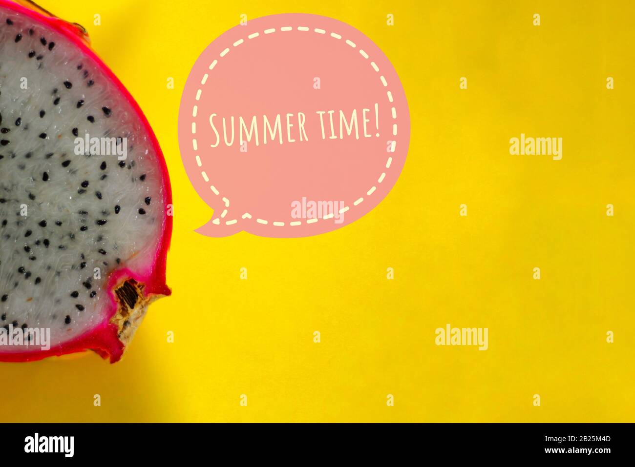 Lustiger und süßer Sommer-Themenhintergrund einer Drachenfruchteschicht vor gelbem Hintergrund Stockfoto