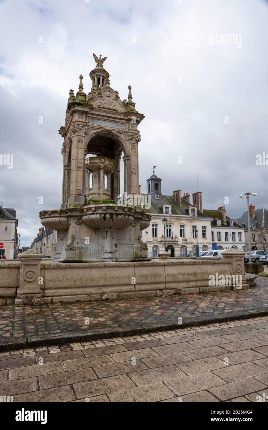 Hauptplatz der Stadt Chateaudun im französischen Departement Eure et Loir. Stockfoto