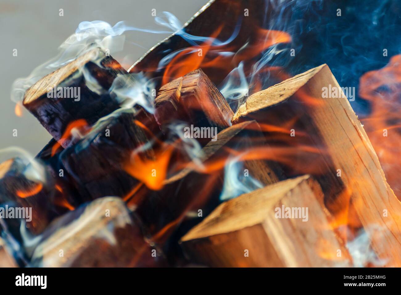 Brennendes Brennholz mit Rauch, der zu Kohlen wird Stockfoto