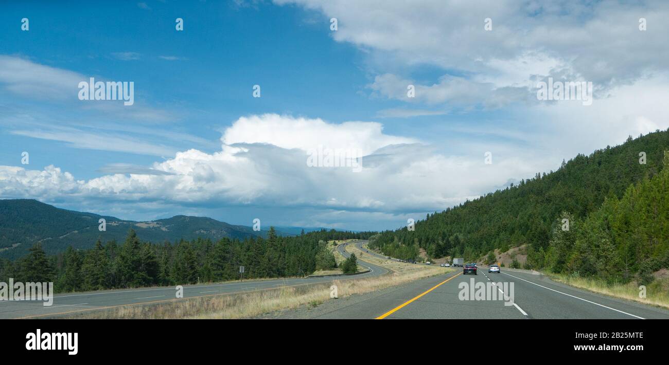 Kurve der belebten Bergstraße in British Columbia. Stockfoto