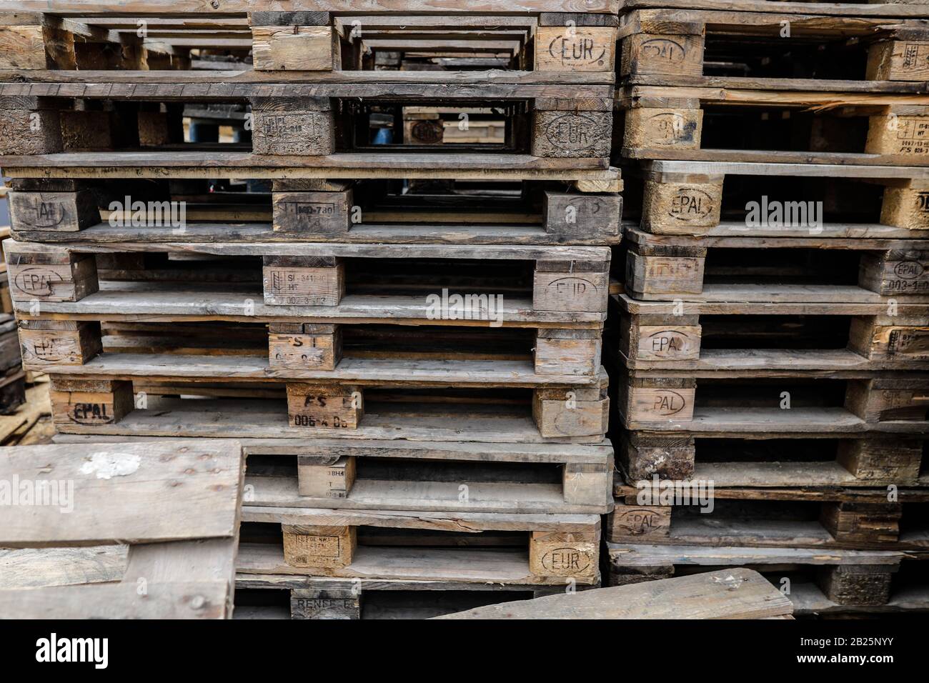 Bukarest, Rumänien - 23. Februar 2020: Geringe Schärfentiefe (selektiver Fokus) mit einem Stapel von EPAL-Europaletten aus Holz, die im Freien gestapelt sind. Stockfoto