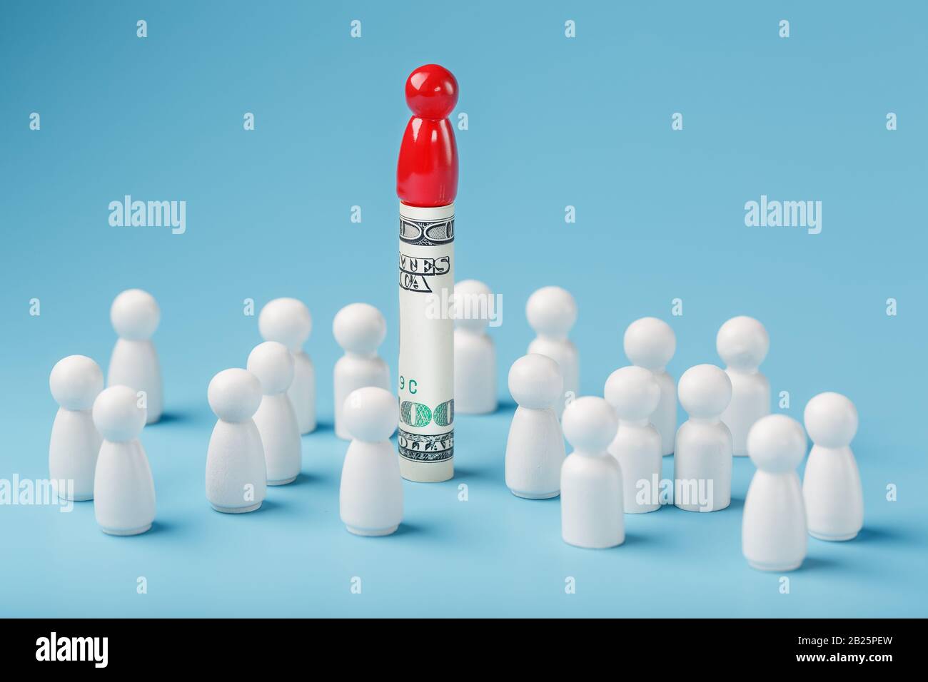 Ein roter Mann steht auf Gelddollar und verwaltet eine Menge weißer Leute. Das Konzept der gierigen Macht und des Managements von Menschen. Eine blinde Menschenmenge. Stockfoto