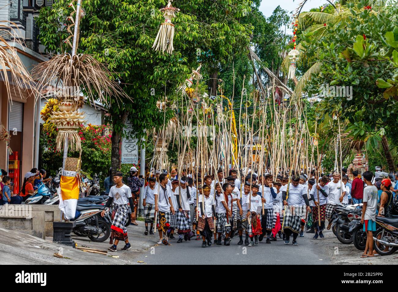 Balinesisches Hindu während der Mekotek-Zeremonie bei Kuningan-Feier. Munggu Dorf, Bali, Indonesien. Februar 2020. Stockfoto