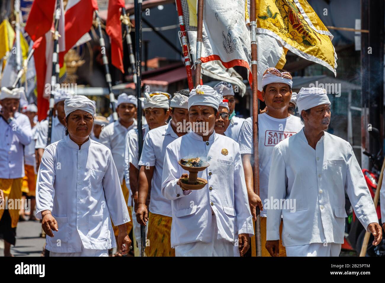 Prozession des balinesischen Hindu während der Kuningan-Feier. Munggu Dorf, Bali, Indonesien. Februar 2020. Stockfoto