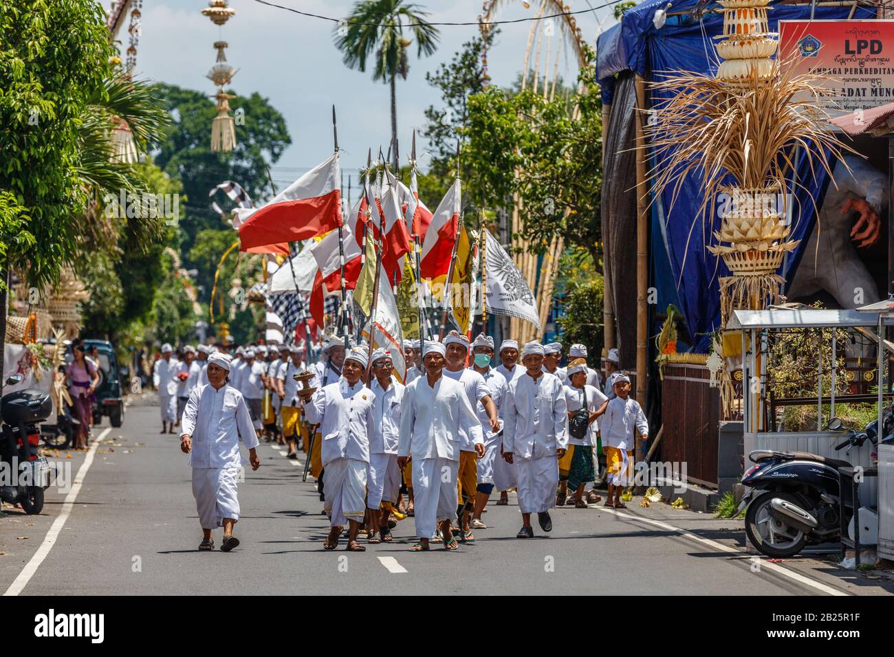 Prozession des balinesischen Hindu während der Kuningan-Feier. Munggu Dorf, Bali, Indonesien. Februar 2020. Stockfoto