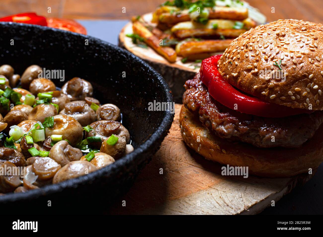 Konzept Fette Lebensmittel, ungesunde Lebensmittel Burger und gebratene Pilze. Stockfoto