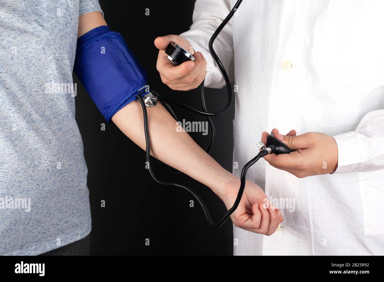 Der Arzt misst den Druck des Patienten. Sphygmomanometer. Stockfoto