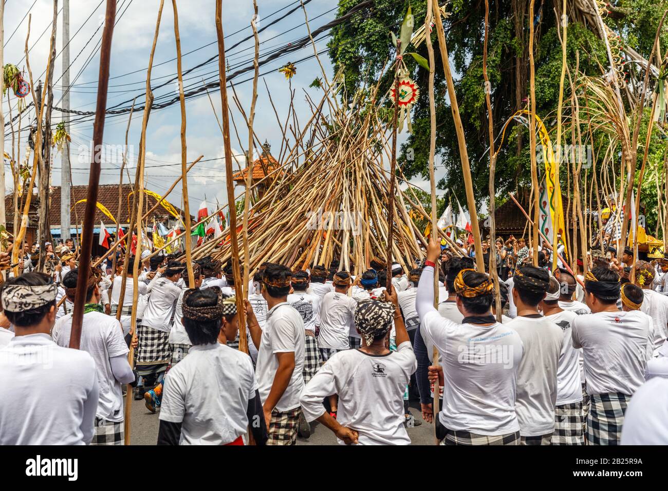 Balinesisches Hindu während der Mekotek-Zeremonie bei Kuningan-Feier. Munggu Dorf, Bali, Indonesien. Februar 2020. Stockfoto