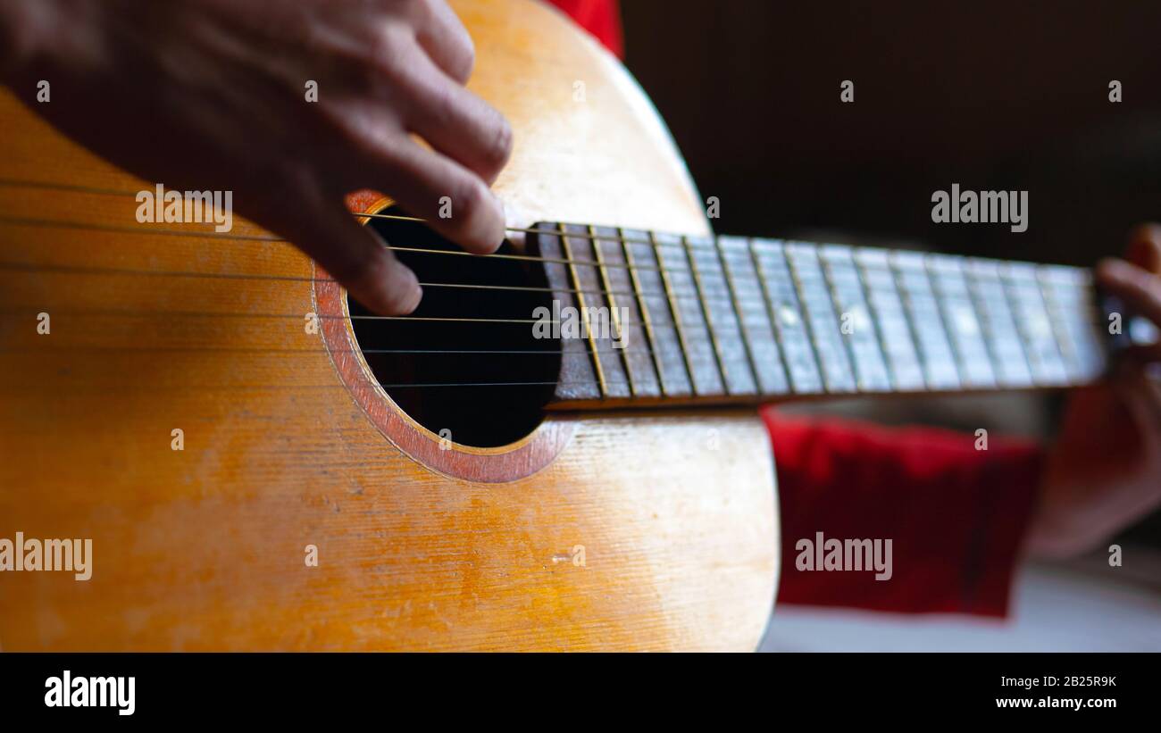 Akustische Gitarre mit Nylonsaiten spielen. Stockfoto