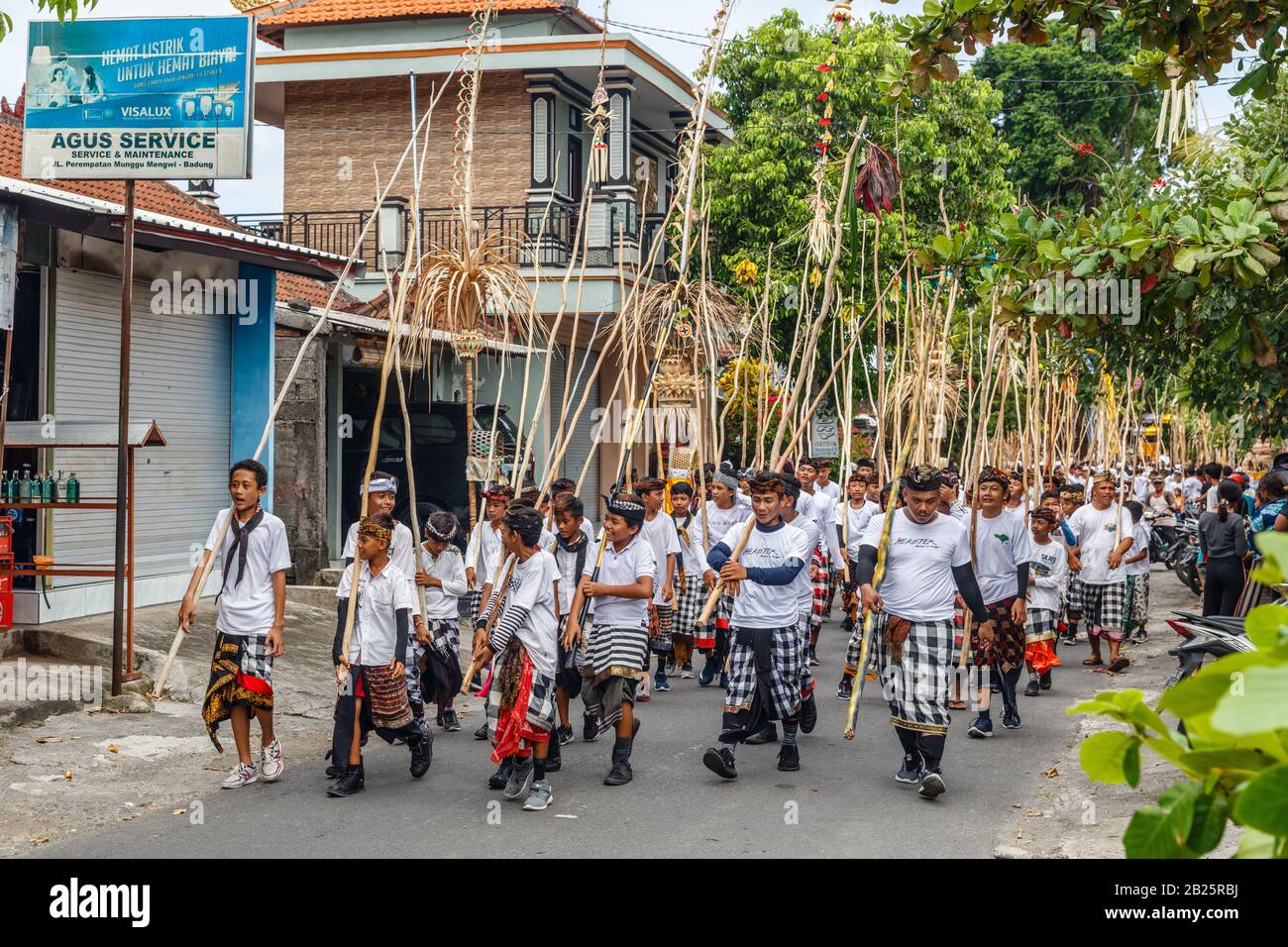 Balinesisches Hindu während der Mekotek-Zeremonie bei Kuningan-Feier. Munggu Dorf, Bali, Indonesien. Februar 2020. Stockfoto