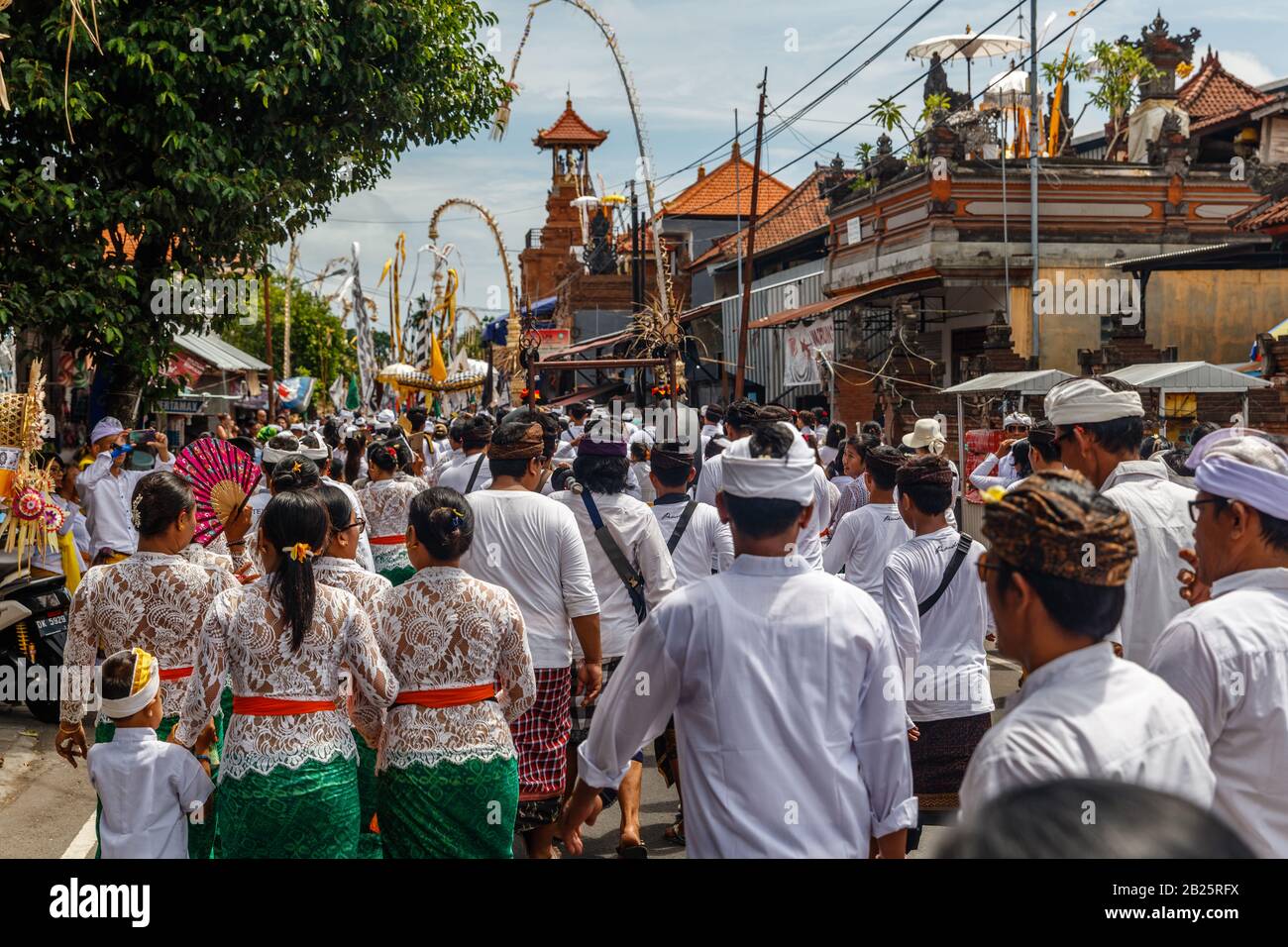 Prozession des balinesischen Hindu während der Kuningan-Feier. Munggu Dorf, Bali, Indonesien. Februar 2020. Stockfoto