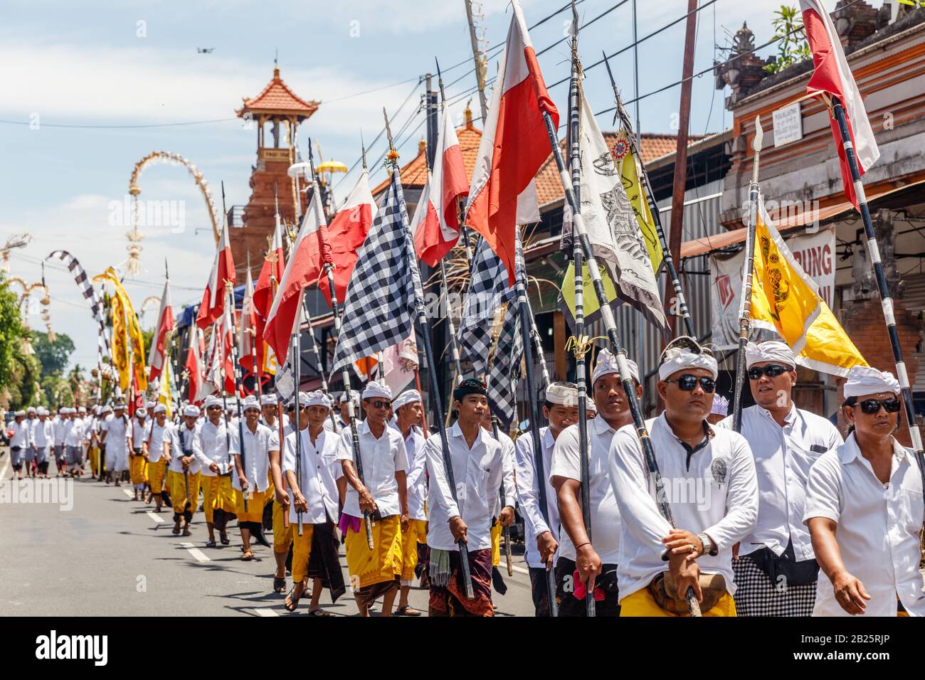 Prozession des balinesischen Hindu während der Kuningan-Feier. Munggu Dorf, Bali, Indonesien. Februar 2020. Stockfoto