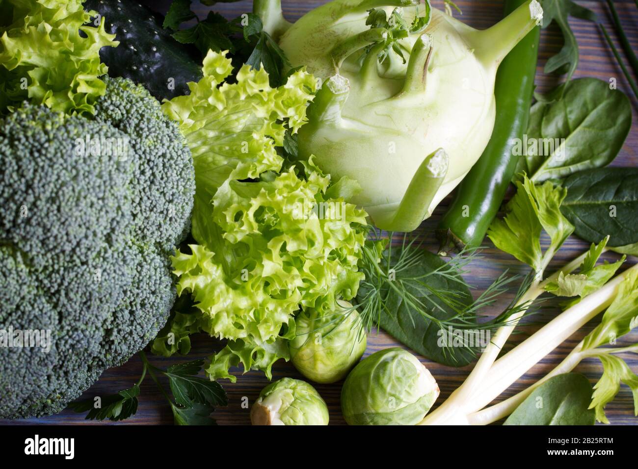 Grünes Gesundheitsgemüse auf Holztischnahrung Stillleben Stockfoto
