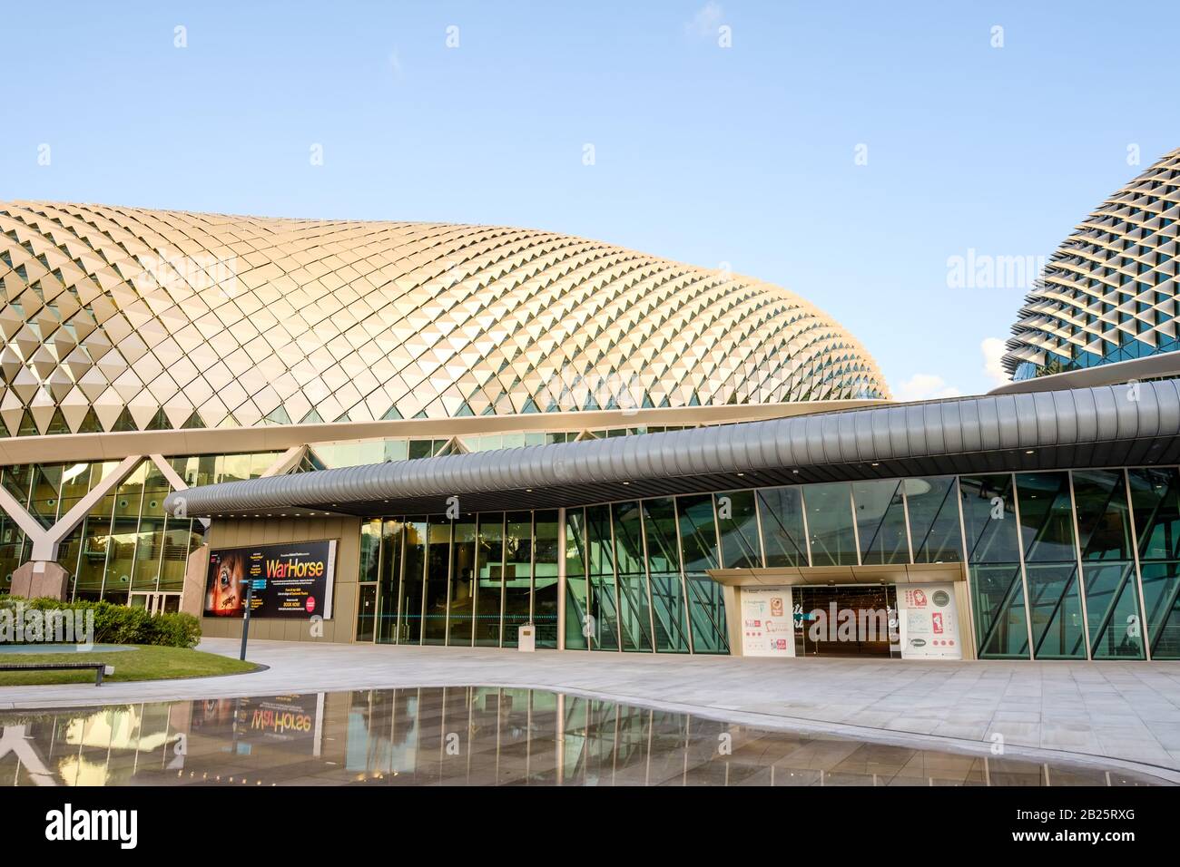 Singapur-26 FEBRUAR 2020:The Esplanade Opera Building. Sie kennen sich lokal als Hedgehog oder Durian aus Formsicht. Stockfoto