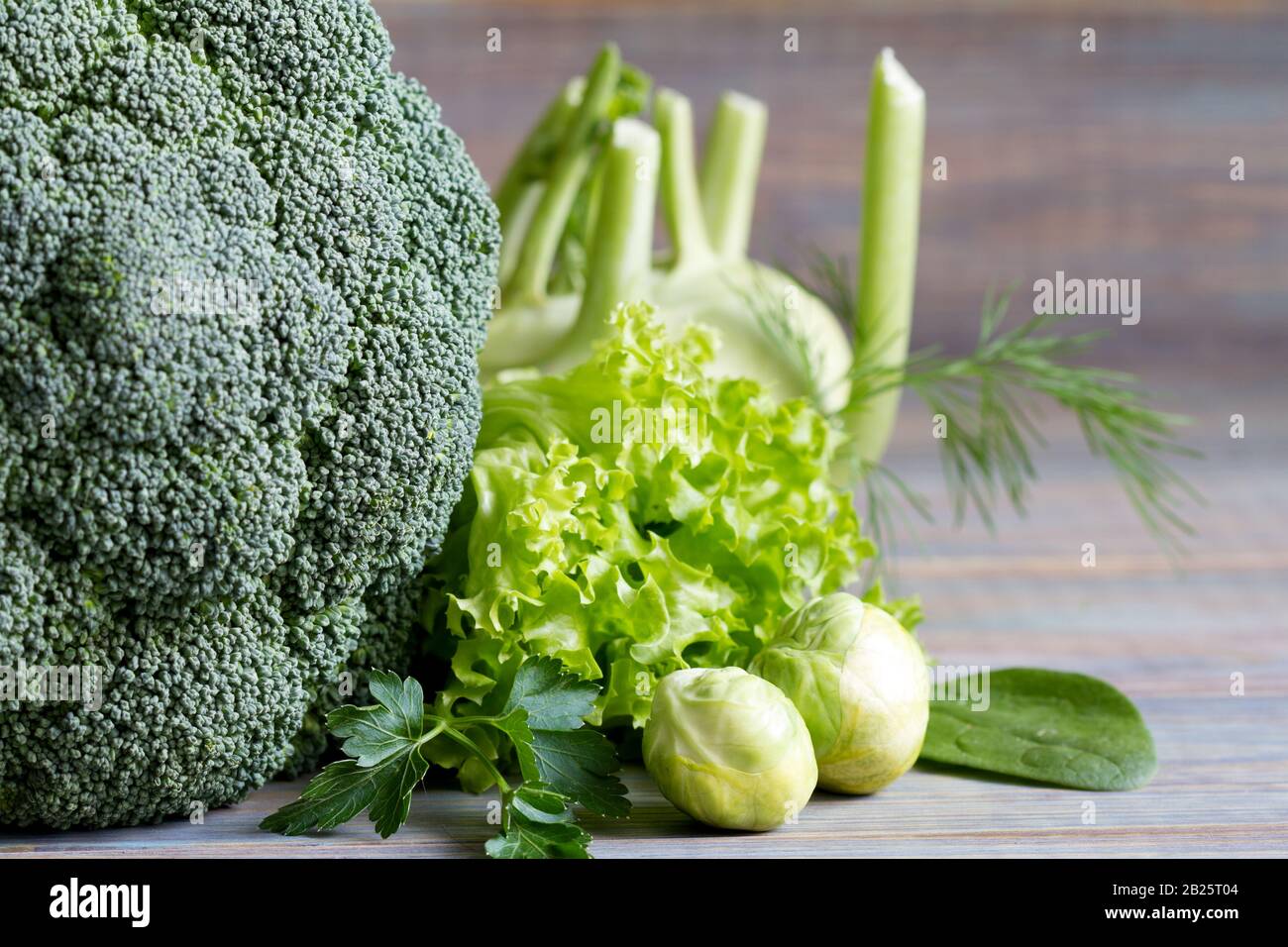 Grünes Gesundheitsgemüse auf Holztischnahrung Stillleben Stockfoto