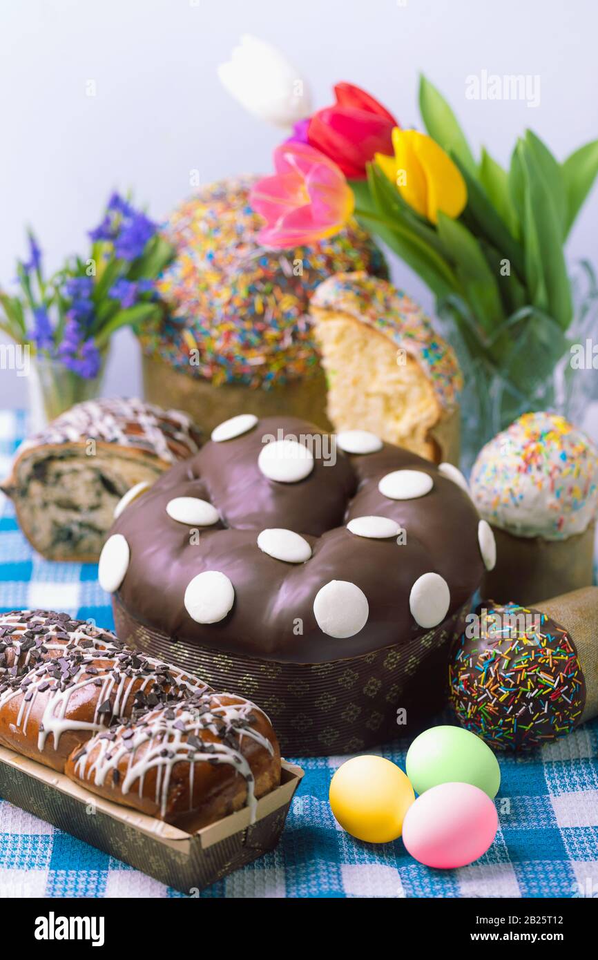 Osterkuchen und Frühlingsblumen, Osterbrot und Eier Stockfoto