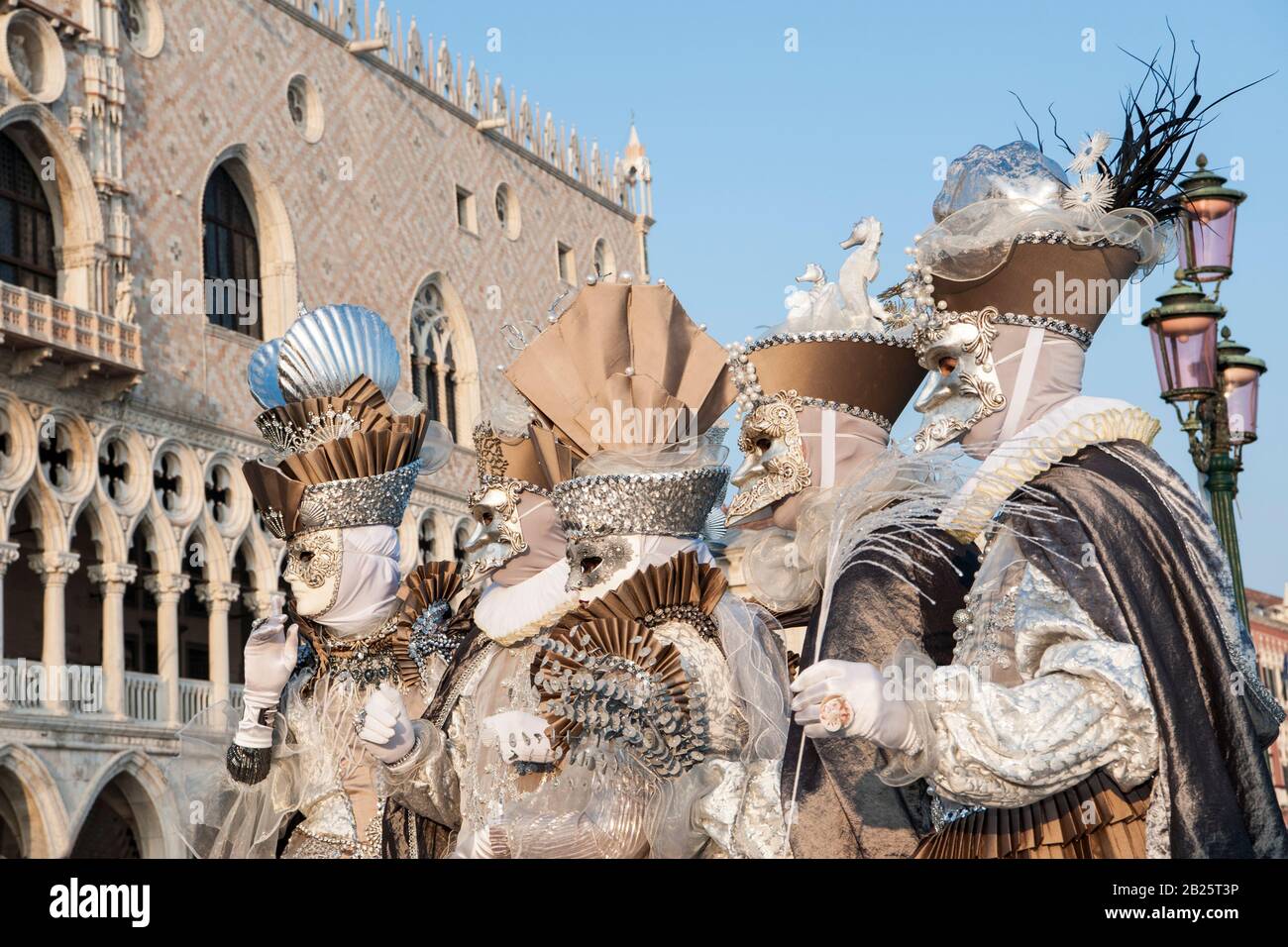 Venedig, ITALIEN - 18. Februar 2020: Die Masken des Karnevals 2020 in Venedig Stockfoto