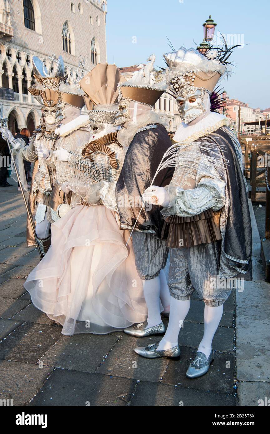 Venedig, ITALIEN - 18. Februar 2020: Die Masken des Karnevals 2020 in Venedig Stockfoto