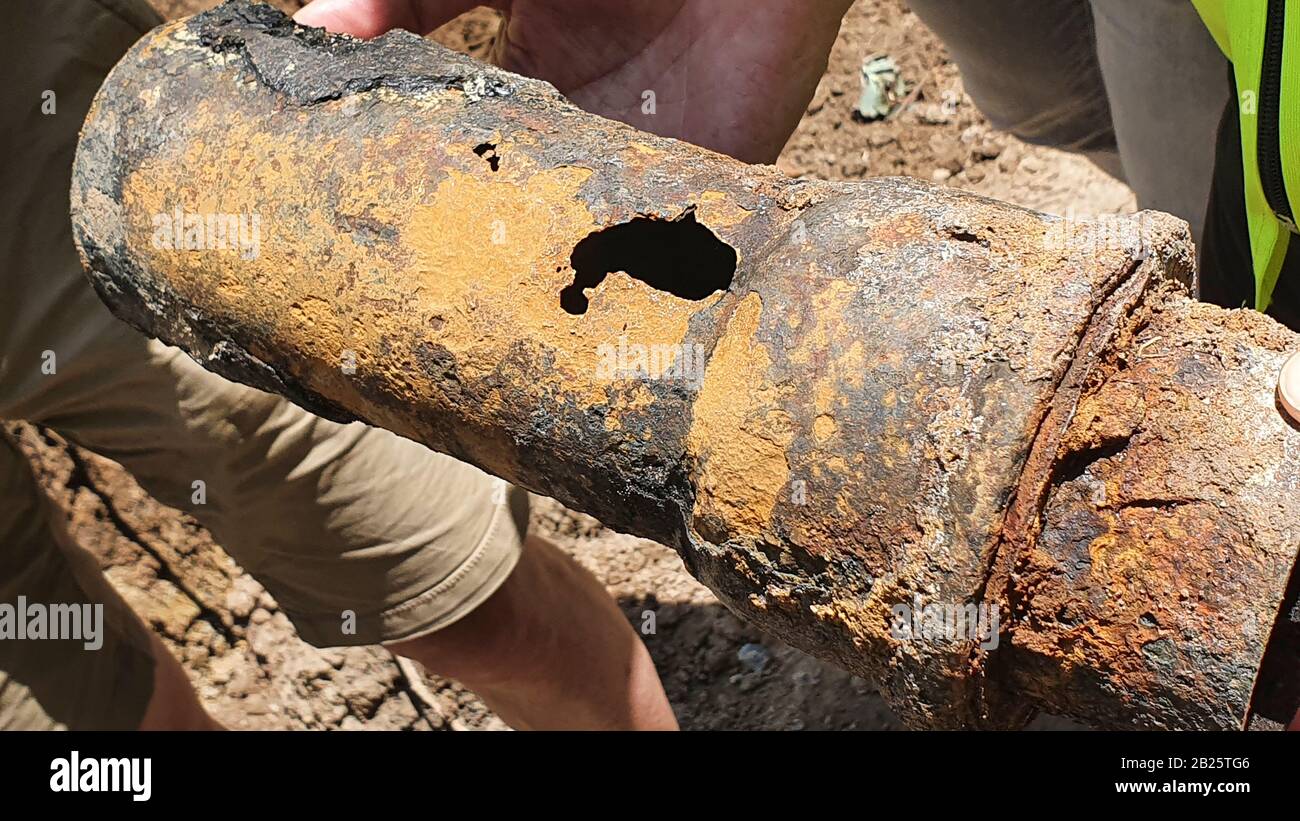 Trinkwasser-Rohre sind undicht und müssen repariert werden, großes Loch in der Leitung Stockfoto