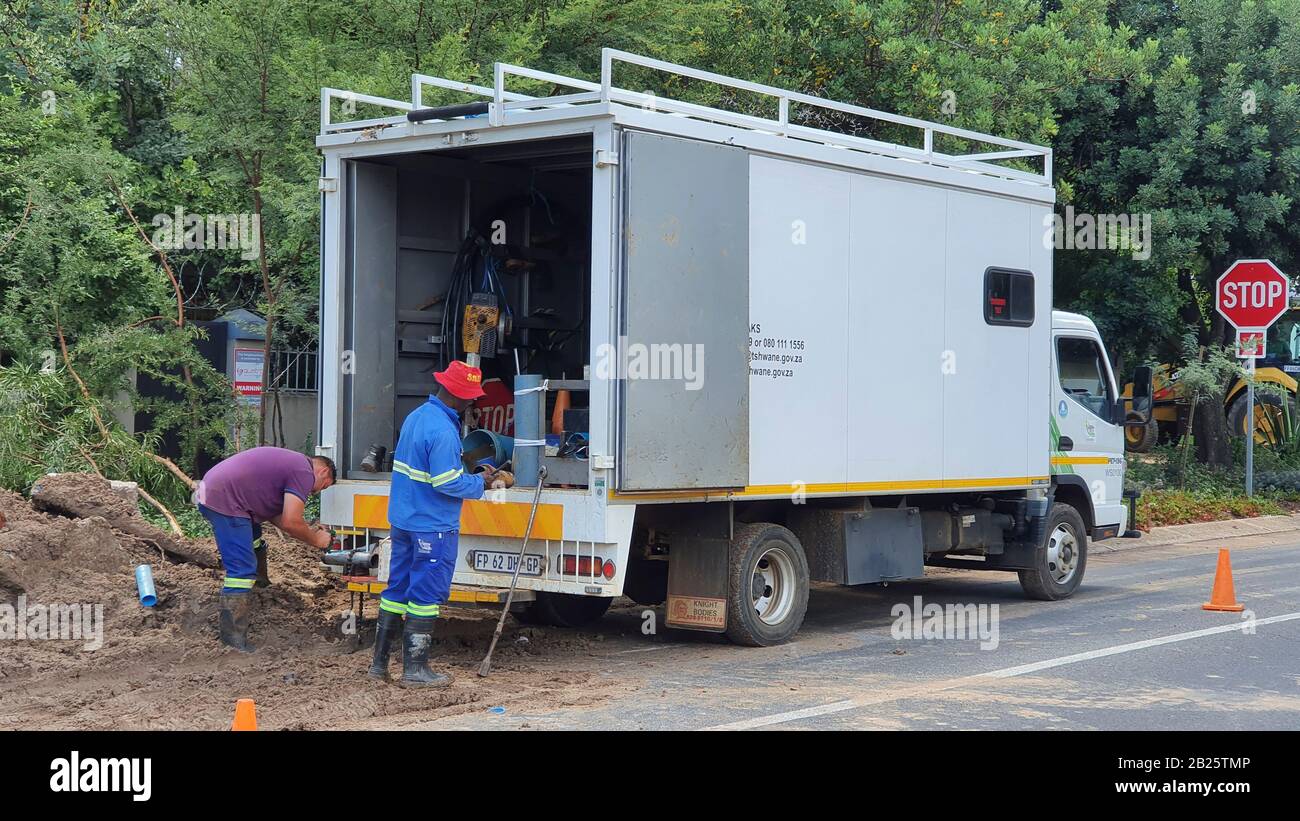 Pretoria, Südafrika - 23. februar 2020: Trinkwasser-Rohre sind undicht und müssen repariert werden, Lkw mit Ausrüstung und Werkzeug Stockfoto