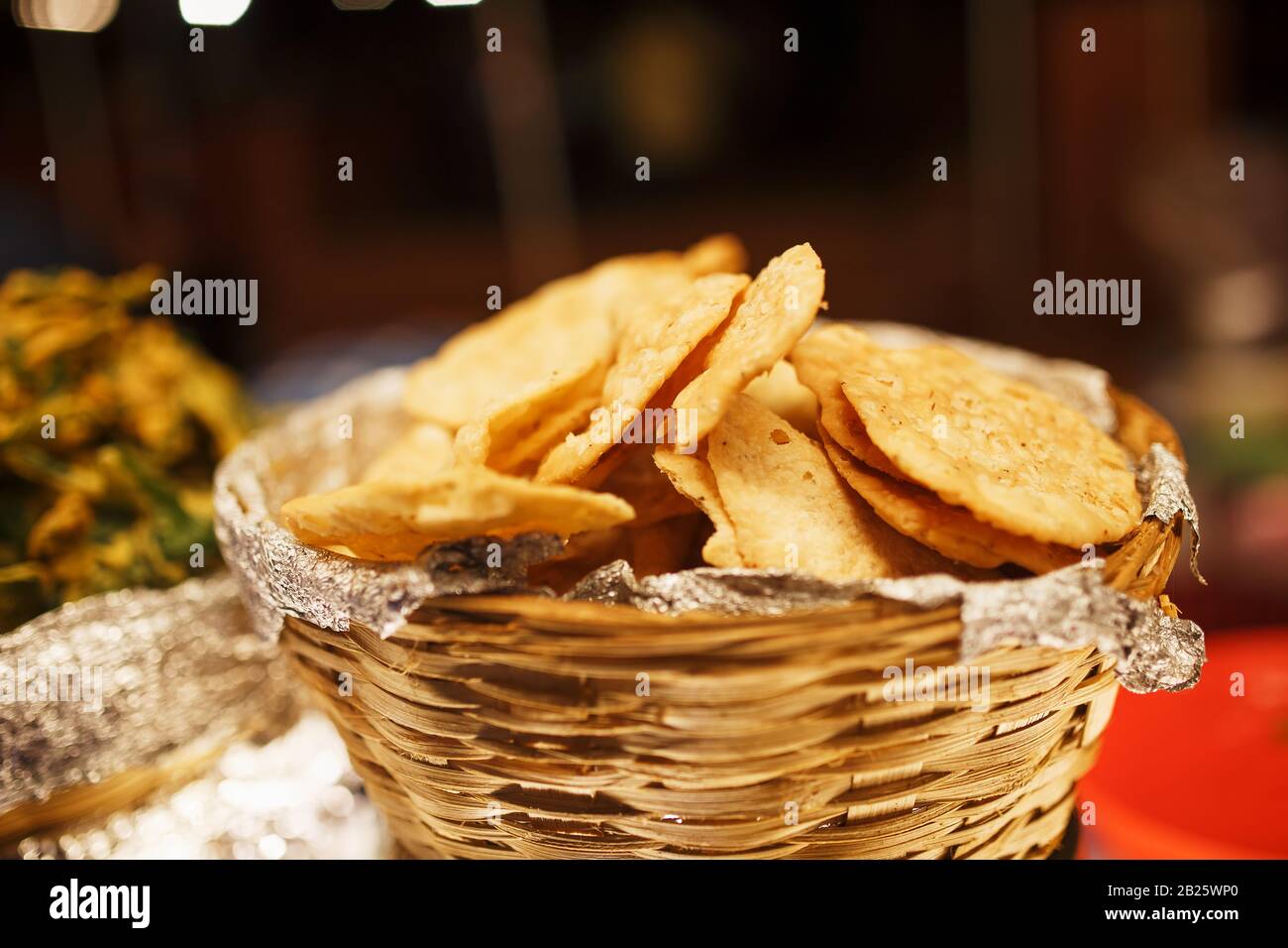 Zutaten Samosa closeup, ein wunderschönes indisches Gericht, nationale Küche in einem Korb. Nachtmarkt Goa Indien Stockfoto